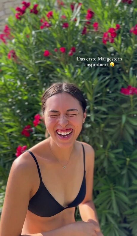 Shanti Tan star sexy picture