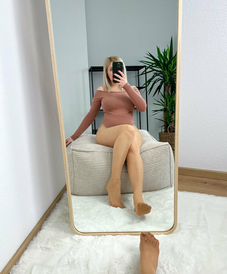 bellas paws nude model photos