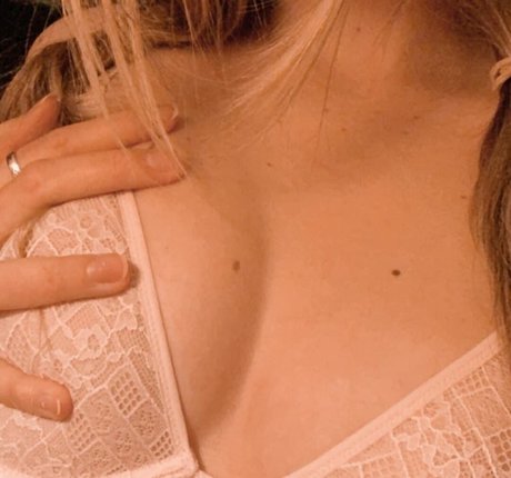 sister onlyfans pornographic photos