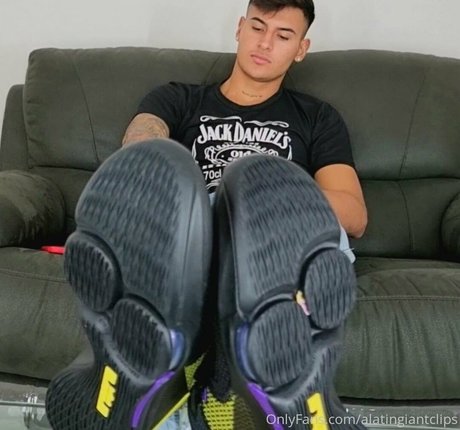 alatingiantclips pretty model img