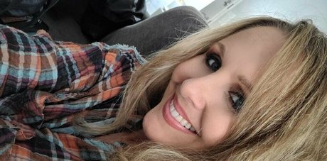 TheRealJuliaAnn naked model image