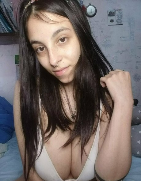 roundasthesky naked actress picture