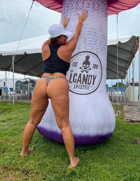 swingerellefree nude model photo