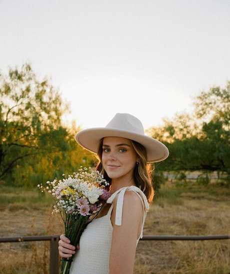 Lauren Mae art model galleries