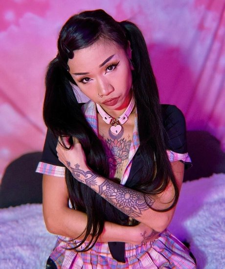 Raine Lee art model pic