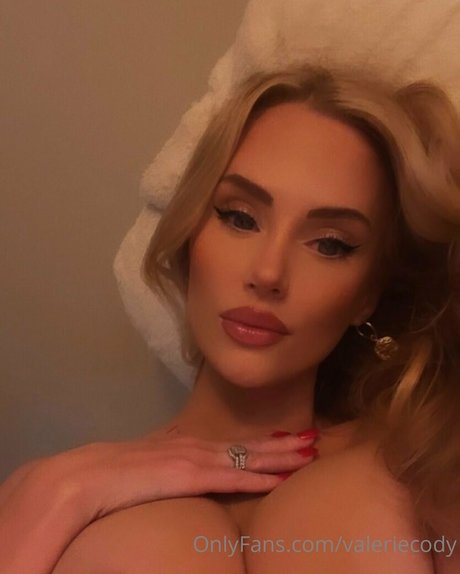 valeriecody naked star img