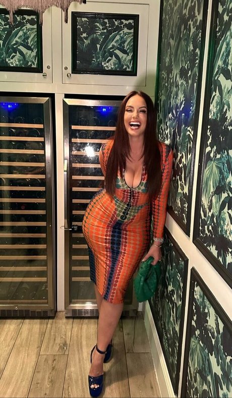 Yesjulz model nude pic