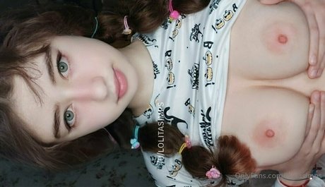 rosesimps model pornographic images