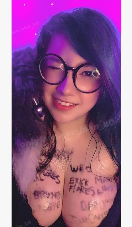 akn k0 sexy actress pic