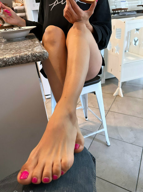 ariannathehousewife model top images