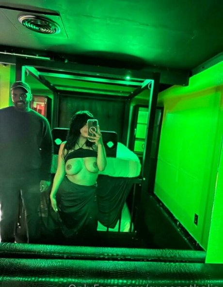 queenathalia naked star pic