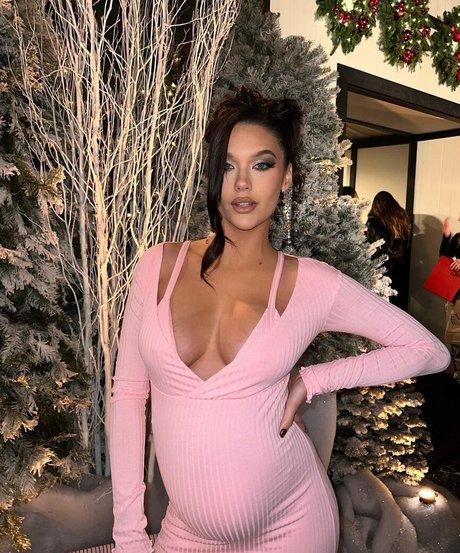 Amanda Steele star nude picture