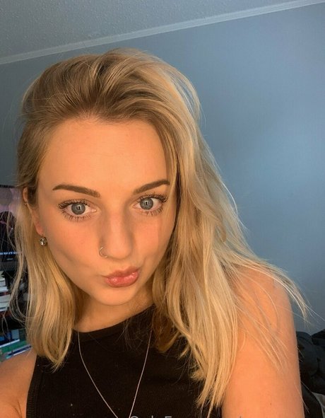 avacanary pornstar pretty img