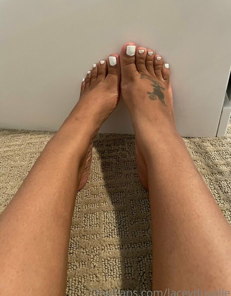 LaceyDuvalle pretty actress pics