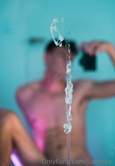 justmax_ model adult image