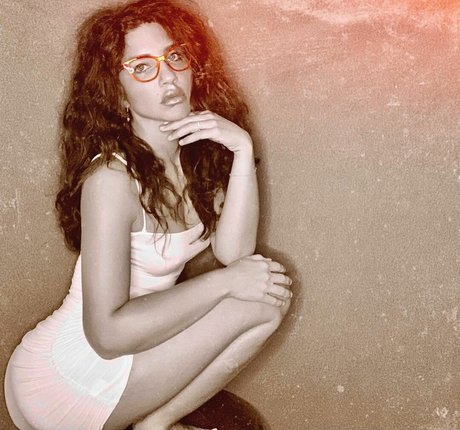 Juliana Harkavy exclusive star pic