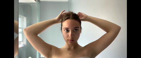 Laufey Lin sexy model photo