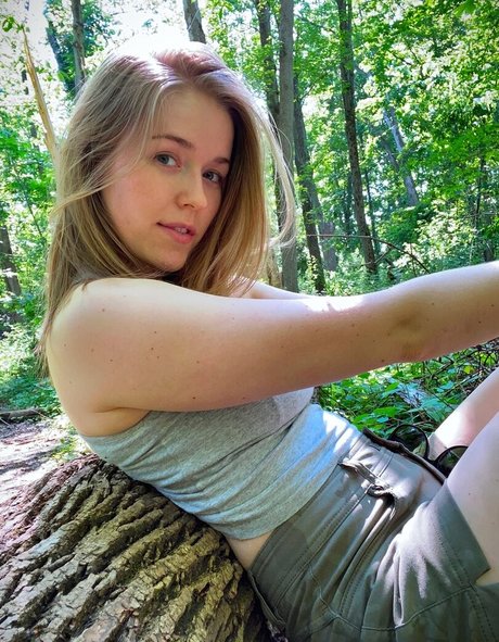 DatOtterGirl adult actress photos