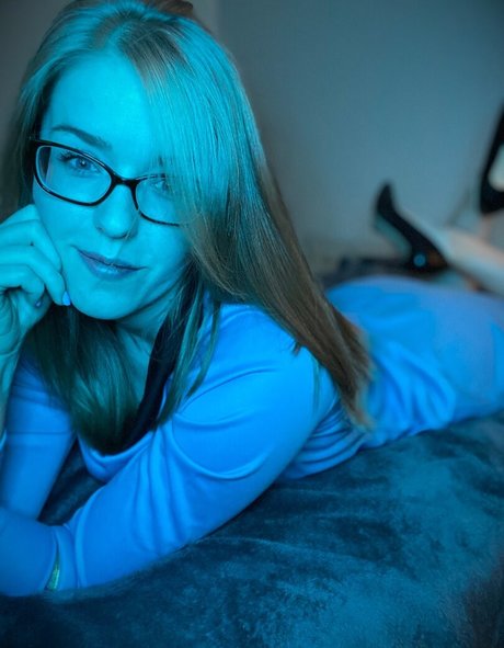 lesbian kissing onlyfans best gallery