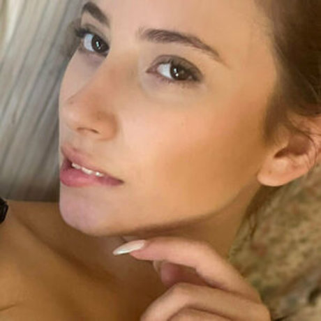 yoursweetpau model naked photos