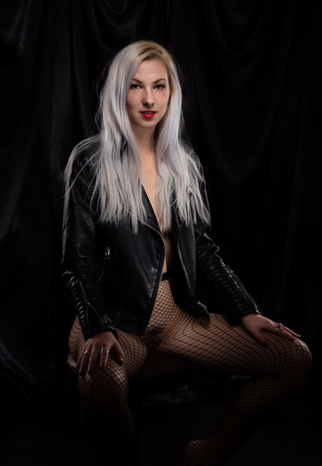 leavixx naked pornstar img