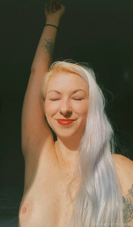 leavixx naked model photos