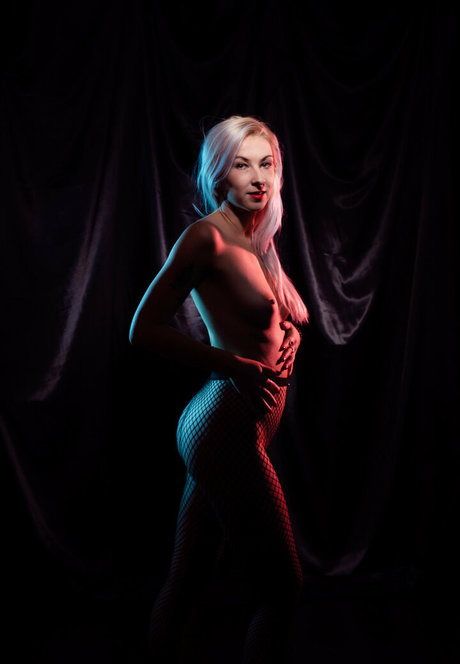 leavixx star erotic photo