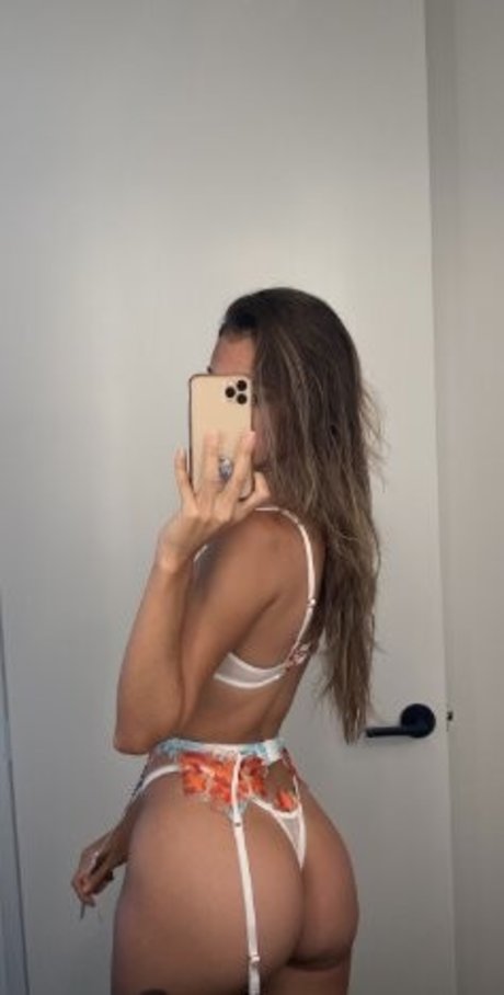 Betsy Alvarez model art pic