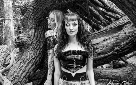 laceandleashes model naked photos