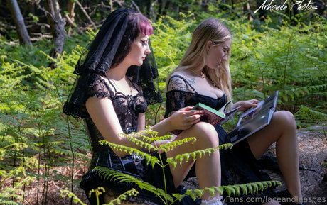 laceandleashes Quick model image