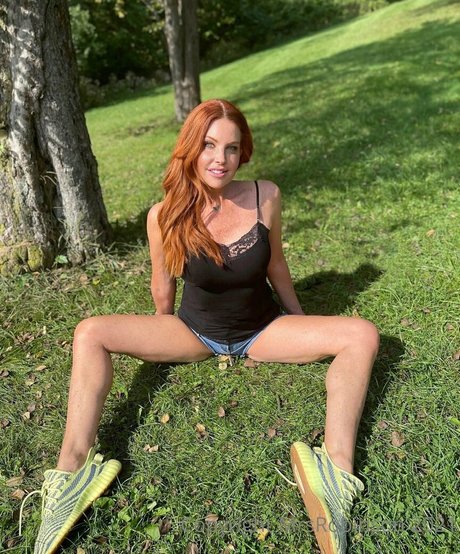 Mrsrobinsonxo model pretty pic