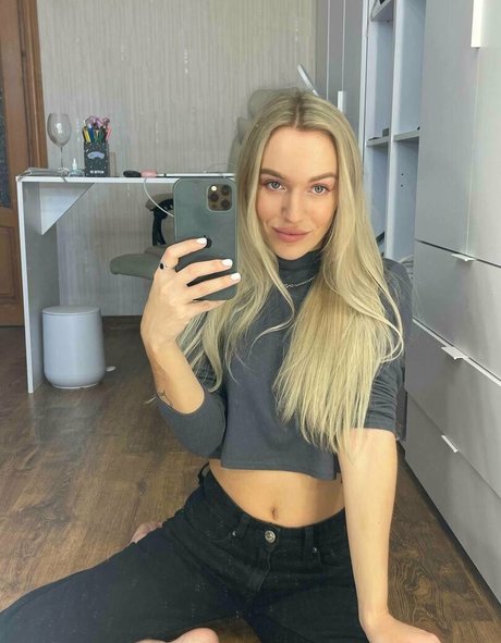 aislinxxxmodel star nude images