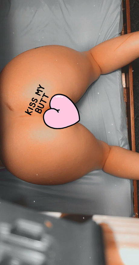 blondiebshortt model naked picture