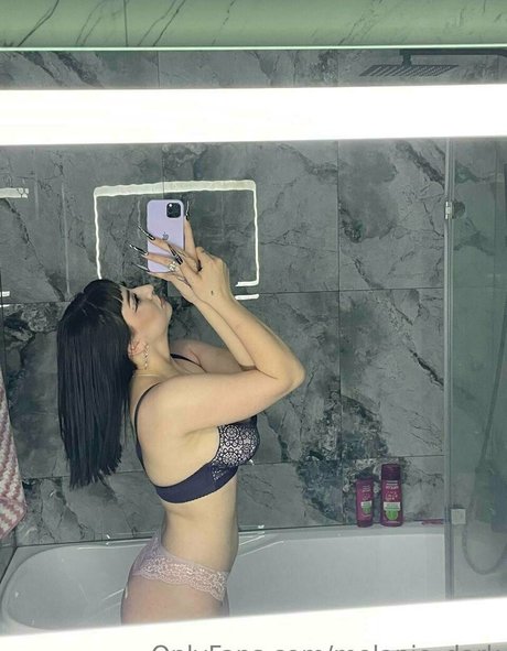 melanie dark adult model pics