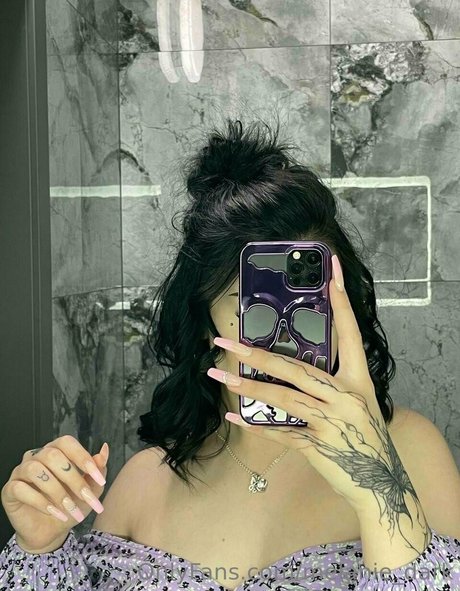 melanie dark Quick model image