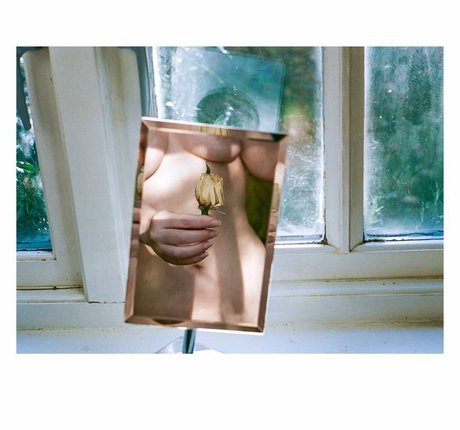 Tan Smith sexy actress pic