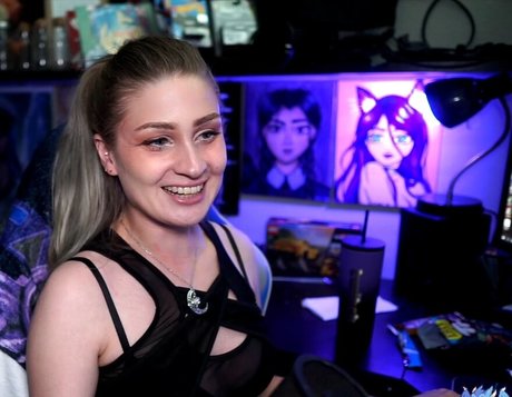 IceTokki nude model photo