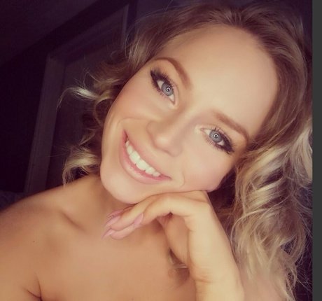 bigbootybritish model art pic