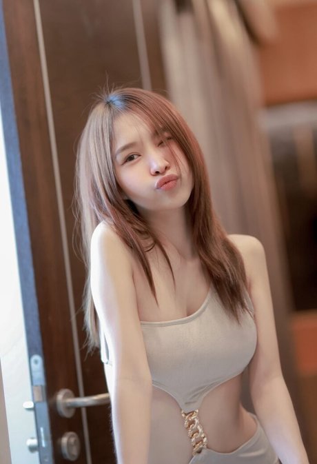 noo sunnly pornstar nude photos