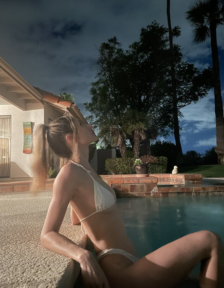 TsunadeV nudes model image