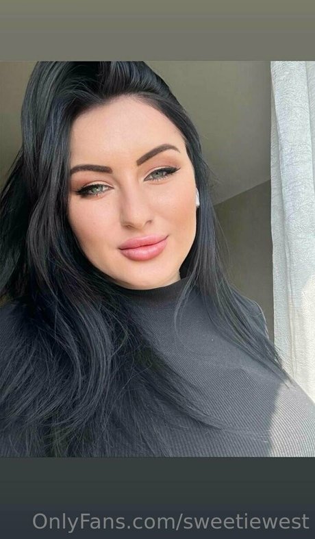 sweetiewest model sexy photo