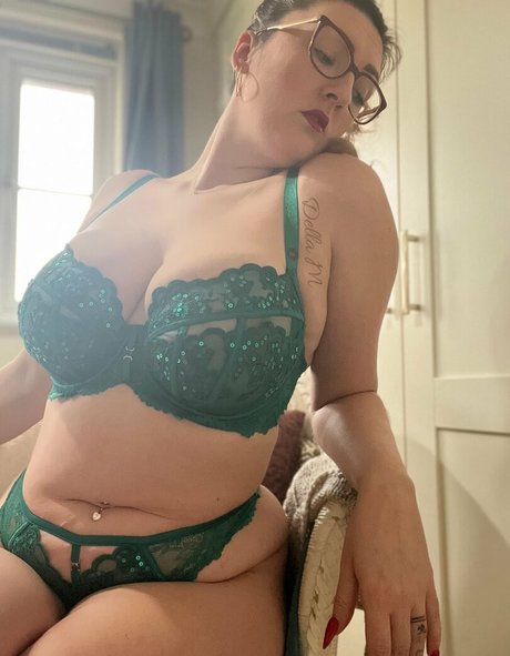 Della M model naked image