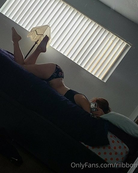 riibbon top actress picture