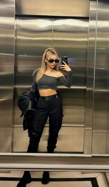 iremsukamber naked model img