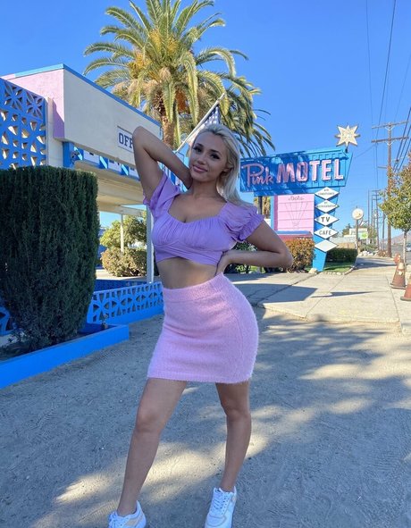 itshollyday model adult picture