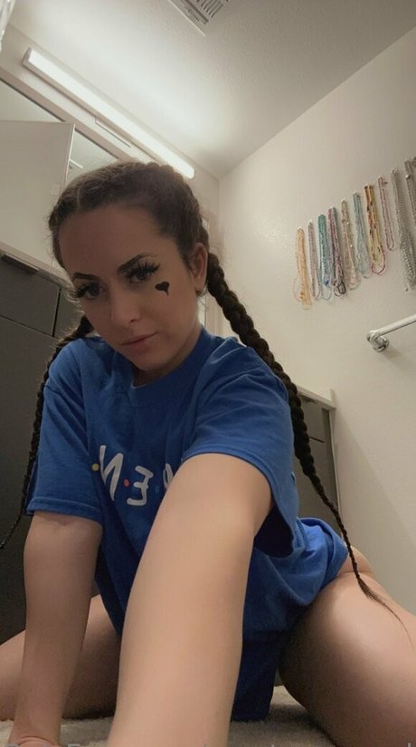 Courtney Sanderson star exclusive image