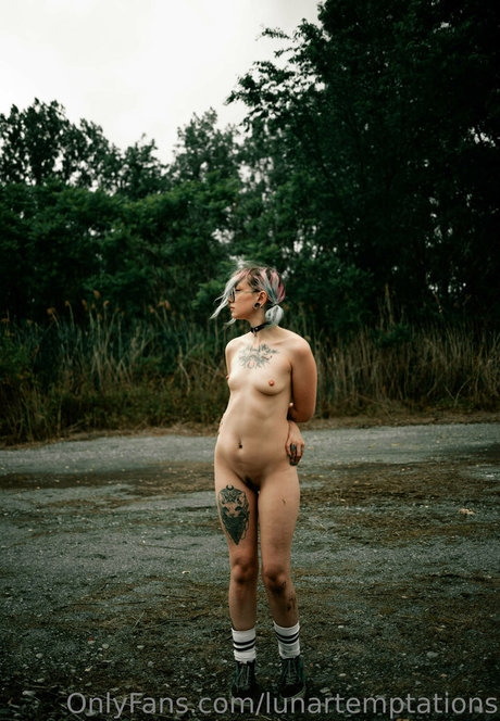 lunartemptations model free image