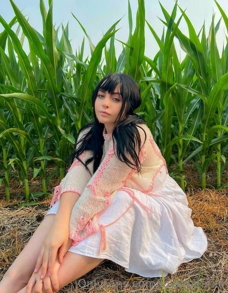 lolahbearxo hot actress images