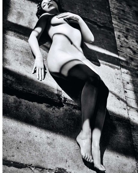 Monica Bellucci model adult image