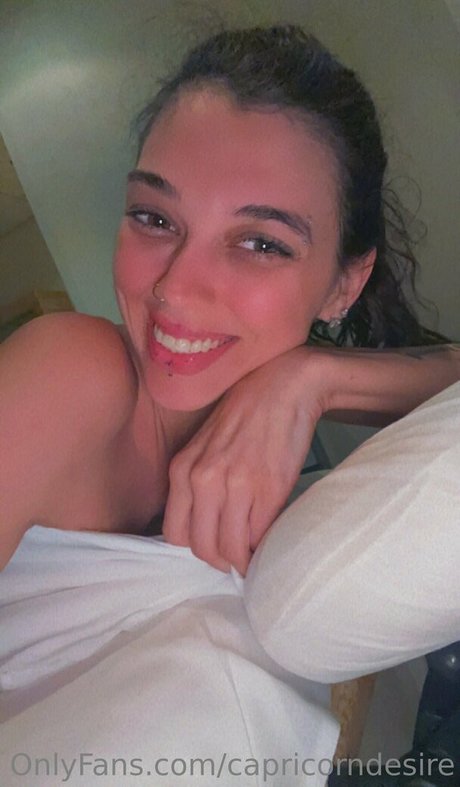 capricorndesire nudes model photo